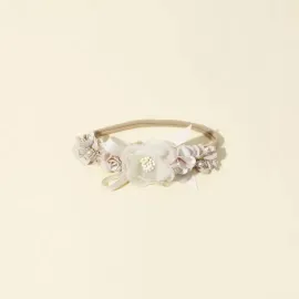 Бебешка лента за глава Aya в бежово с цветя и панделка Бебешка лента за глава Aya в бежово с цветя и панделка