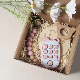 Подаръчна бебешка кутия 4 в 1 с дървени и силиконови артикули