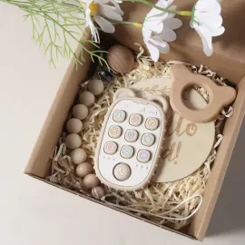 Подаръчна бебешка кутия 4 в 1 с дървени и силиконови артикули