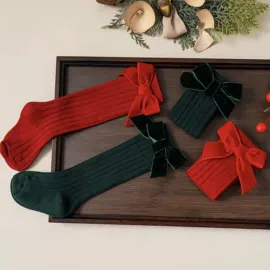 Коледни бебешки чорапки зелено-червени с кадифена панделка