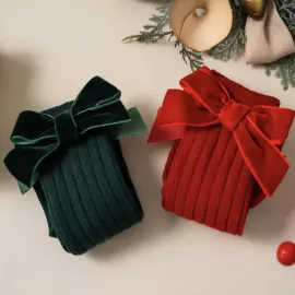 Коледни бебешки чорапки зелено-червени с кадифена панделка