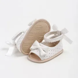 Бели бебешки сандали с перлички Charm
