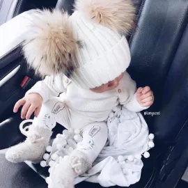 Бяла бебешка шапка  с два естествени помпона Mini Bear