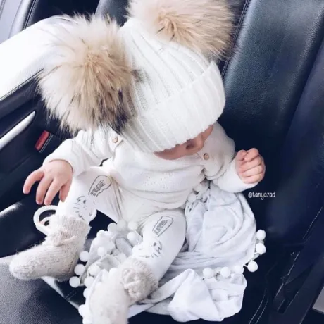 Бяла бебешка шапка  с два естествени помпона Mini Bear