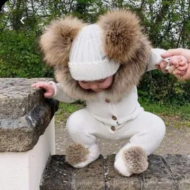 Бяла бебешка шапка  с два естествени помпона Mini Bear