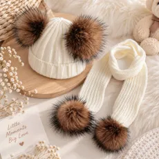 Детски плетен шал Cozy Pompom с естествени помпони