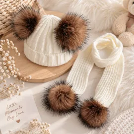 Детски плетен шал Cozy Pompom с естествени помпони