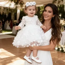 Бяла бебешка рокля с дантела и 3D цветя