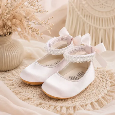 Бебешки сатенени обувки Satin Pearl с перлички и панделка Бебешки сатенени обувки Satin Pearl с перлички и панделка