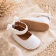 Бебешки сатенени обувки Satin Pearl с перлички и панделка Бебешки сатенени обувки Satin Pearl с перлички и панделка